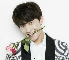 娱乐吃瓜酱男生拍照